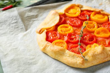 Yemek tepsisi ve leziz domates galetesi, yakın plan.