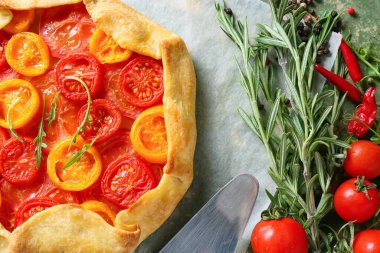 Lezzetli domates galetesi olan parşömen, yakın plan.