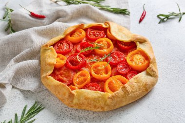 Lezzetli domates galeti ve arka planda baharatlar, yakın plan.