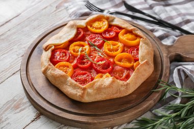 Hafif ahşap arka planda leziz domates galeti olan tahta, yakın plan.