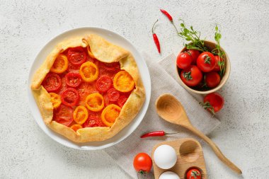 Açık arkaplanda lezzetli domates galetesi olan bir tabak.