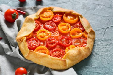 Renkli arka planda leziz domates galeti, yakın plan.