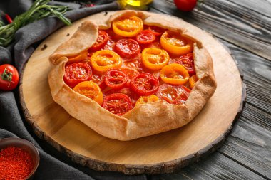 Lezzetli domates galeti ve ahşap arka planda baharatlar, yakın plan.