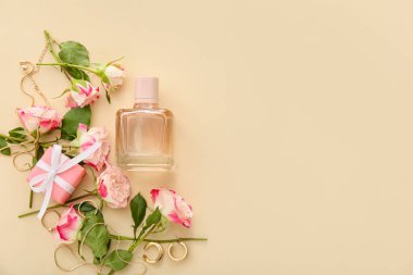 Bej arkaplanda Sevgililer Günü için parfüm ve güller