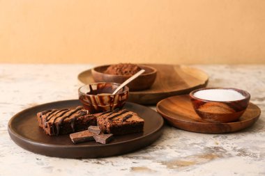 Bej arkaplanlı lezzetli çikolatalı browni tabağı.