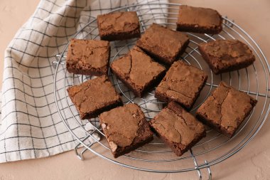 Bej arka planda lezzetli çikolatalı brownie parçaları ile şebeke