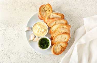 Hafif arka planda soslu lezzetli kızarmış ekmek tabağı.