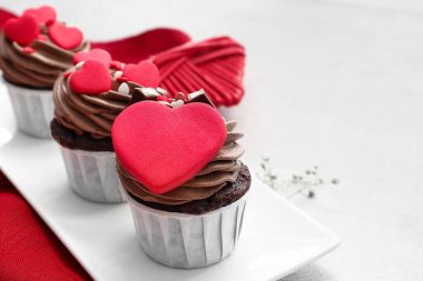 Beyaz arka planda Sevgililer Günü için lezzetli çikolatalı kekler.