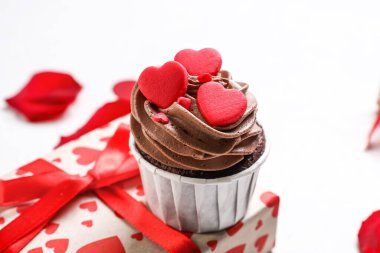 Beyaz arka planda Sevgililer Günü için lezzetli çikolatalı kek.