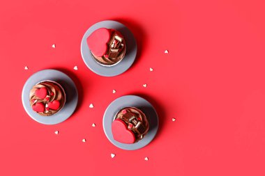 Kırmızı arka planda Sevgililer Günü için lezzetli çikolatalı kekler.