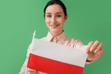 Renkli arka planda Polonya bayrağı olan güzel bir genç kadın.