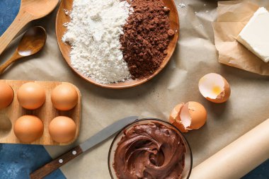 Çikolatalı kek hazırlamak için taze malzemeler.