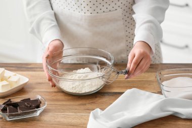 Mutfak masasında çikolatalı kek hazırlayan kadın, yakın plan.