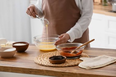 Mutfak masasında çikolatalı kek hazırlayan kadın, yakın plan.