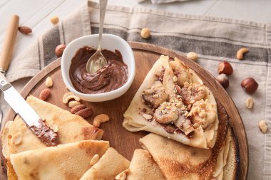 Çikolata ezmeli, muzlu ve fındıklı leziz krepler, yakın plan.