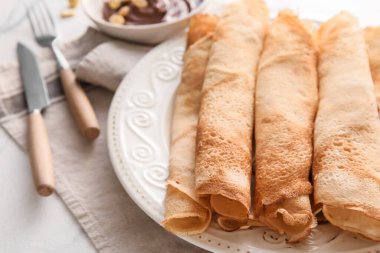 Çikolata ezmeli ve fındıklı leziz krepler, yakın plan.