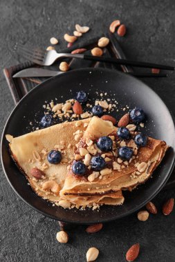 Çikolata ezmeli, yaban mersinli ve fındıklı lezzetli, ince krepler.