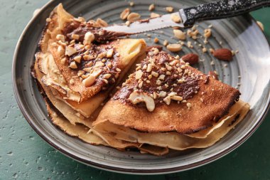 Çikolata ezmeli ve fındıklı leziz krepler, yakın plan.