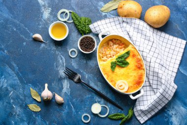 Lezzetli İngiliz balık turtası ve mavi arka planda taze patatesli fırın yemeği.