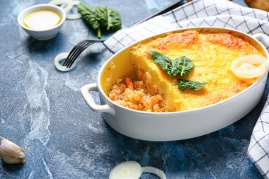 Mavi arka planda lezzetli İngiliz balık turtası ile fırın yemeği.