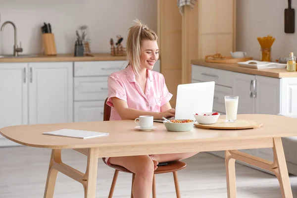 Pretty Young Woman Using Laptop Kitchen — 스톡 사진
