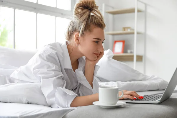 Morning Beautiful Young Woman Using Laptop Bed — Stock Photo, Image