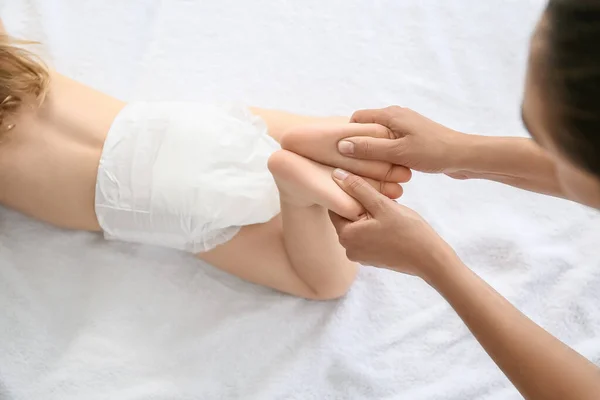 Massagetherapeut Werkt Met Baby Medisch Centrum — Stockfoto