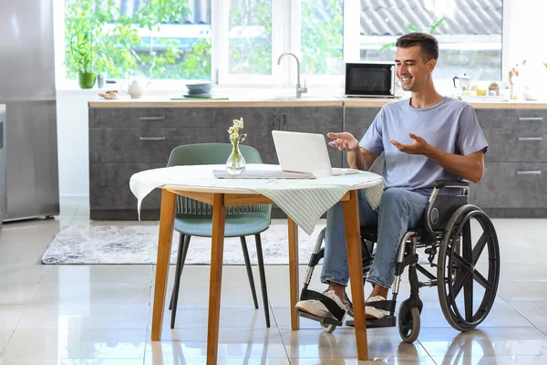Young Man Physical Disability Using Laptop Kitchen — Stockfoto