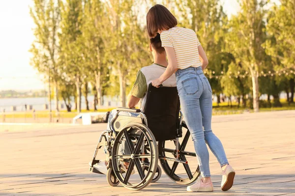 Joven Con Discapacidad Física Esposa Aire Libre — Foto de Stock