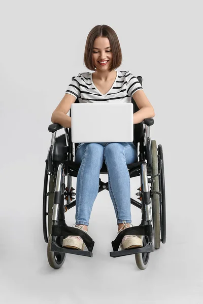 Молодая Женщина Инвалидной Коляске Помощью Ноутбука Светлом Фоне — стоковое фото