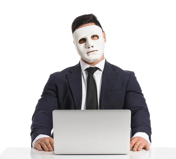 Hacker Com Laptop Máscara Mesa Fundo Branco — Fotografia de Stock