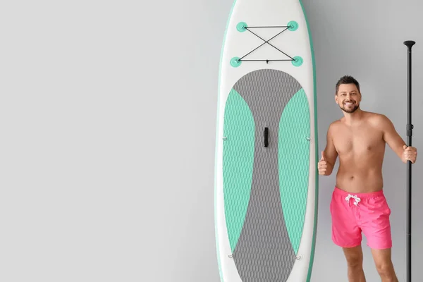 Sporty Man Board Sup Surfing Oar Showing Thumb Light Background — Stock fotografie