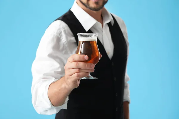 Bonito Barman Com Cerveja Fundo Azul — Fotografia de Stock