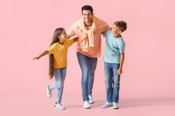 Feliz Hombre Bailando Sus Hijos Fondo Color — Foto de Stock