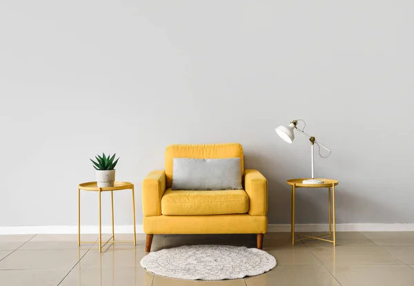 Interior Salón Luminoso Con Sillón Amarillo Lámpara Mesitas Centro — Foto de Stock