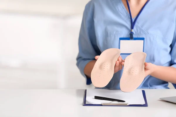 Young Female Nurse Holding Orthopedic Insoles Clinic Closeup — Stockfoto