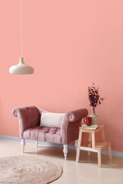 Stílusos Kényelmes Karosszék Közelében Rózsaszín Fal Szobában — Stock Fotó