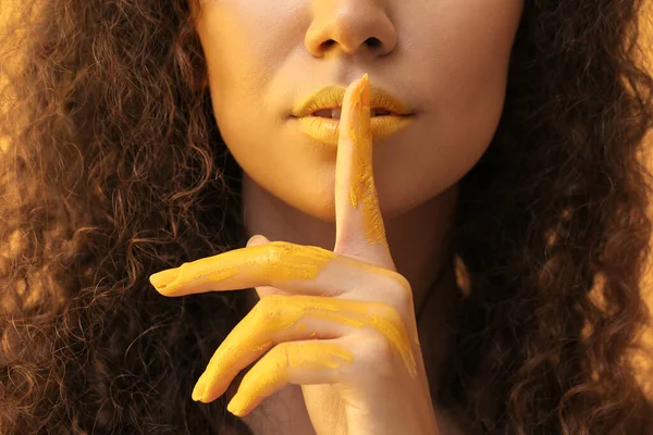 Beautiful African American Woman Makeup Yellow Tones Showing Silence Gesture — 스톡 사진