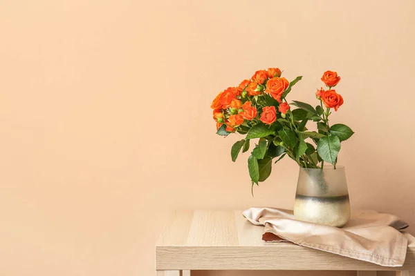 Vaas Met Mooie Oranje Rozen Tafel Tegen Beige Wand — Stockfoto