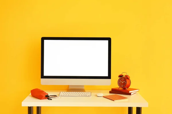 Moderne Computer Wekker Briefpapier Benodigdheden Tafel Buurt Van Kleur Muur — Stockfoto