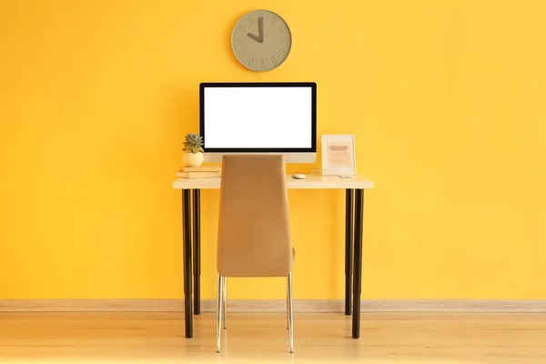 Workplace Modern Computer Big Clock Color Wall — Stock Photo, Image