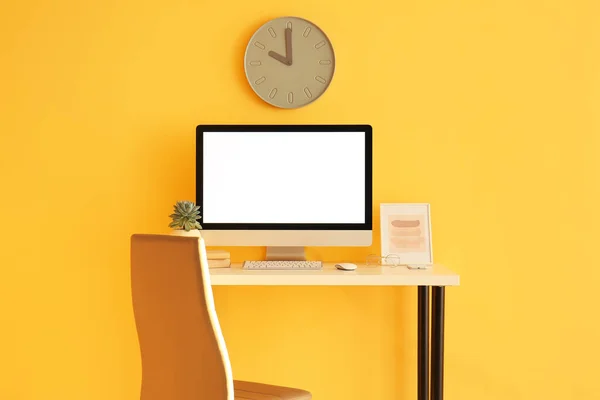Workplace Modern Computer Color Wall Clock — Stock Photo, Image