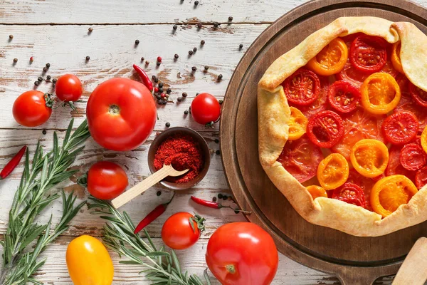 Board Tasty Tomato Galette Light Wooden Background — Stock Photo, Image