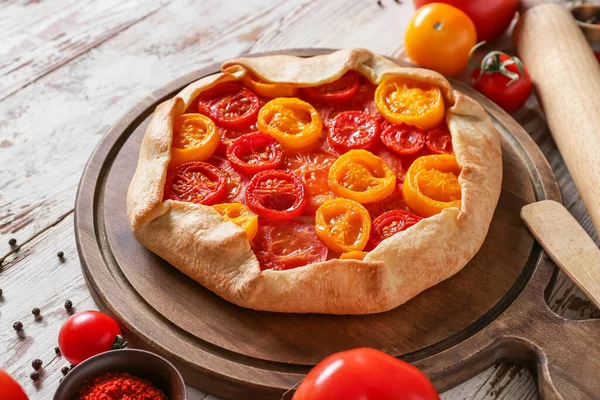 Plateau Avec Galette Tomates Savoureuse Sur Fond Bois Clair Gros — Photo