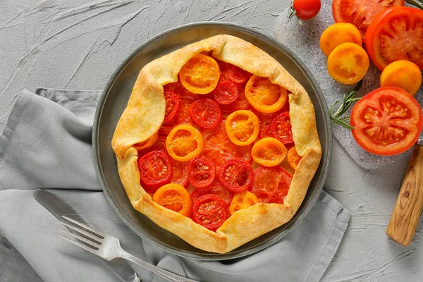 Assiette Avec Galette Tomates Savoureuse Sur Fond Gris — Photo
