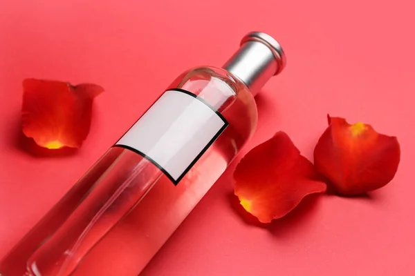 Perfume Rose Petals Red Background Closeup — Fotografia de Stock
