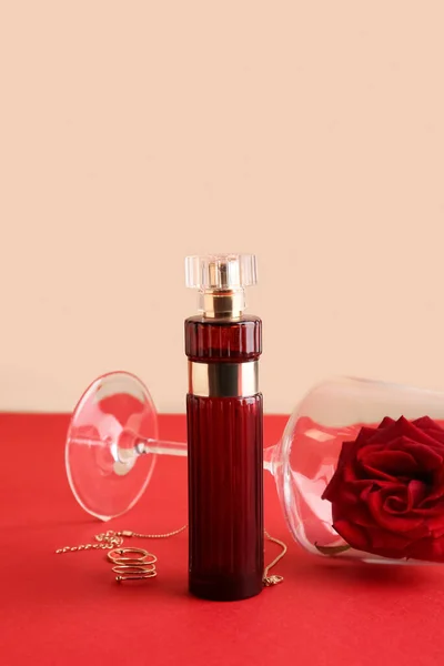 Perfume Glass Rose Valentine Day Table — Fotografia de Stock