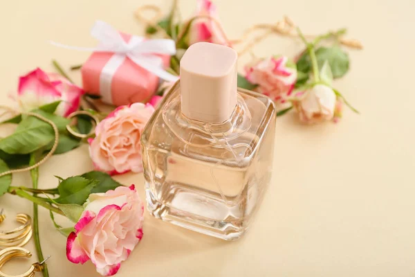 Perfume Roses Valentine Day Beige Background Closeup — Stock Photo, Image