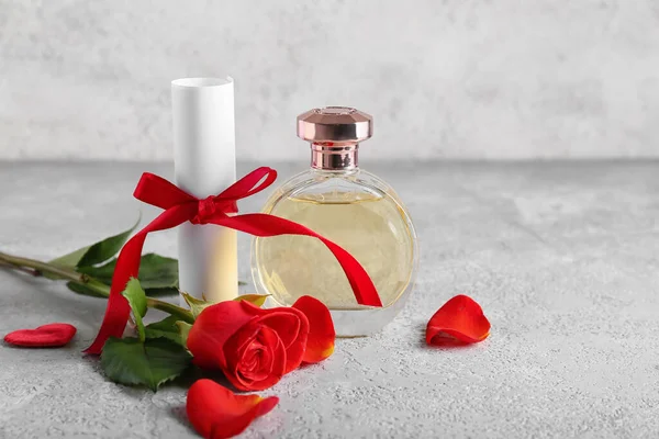 Perfume Rose Valentine Day Grey Background Closeup — Zdjęcie stockowe