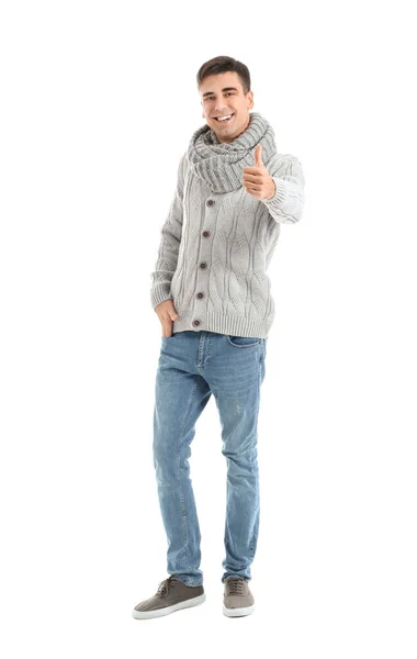 ハンサムな若いです男で暖かいセーターショー親指アップ上の白い背景 — ストック写真